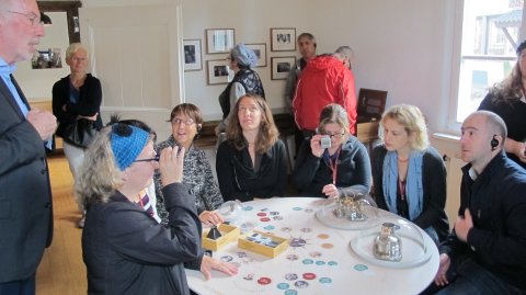 Heinz Wolberg erklärt der Delegation den Stammbaum der Humbergs