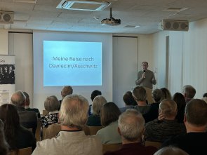 Karl-Heinz Nelskamp bei seinem Vortrag im Festsaal des St.-Josef-Hauses