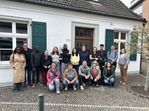 Schottische Gruppe nach der Führung vor dem Humberghaus