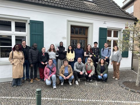 Schottische Gruppe nach der Führung vor dem Humberghaus